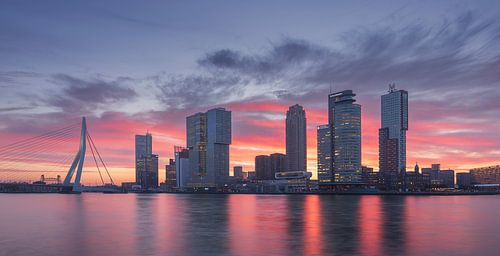 Pink sunrise over the Kop van Zuid in Rotterdam by Henno Drop