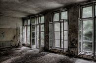 Ramen in een verlaten Russisch ziekenhuis (kleur) van Eus Driessen thumbnail
