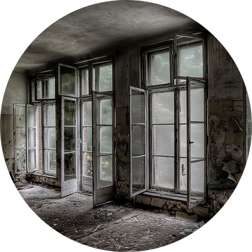 Ramen in een verlaten Russisch ziekenhuis (kleur) van Eus Driessen