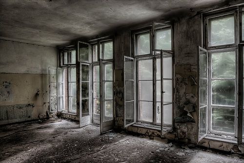 Fenêtre dans un hôpital russe abandonné (couleur)