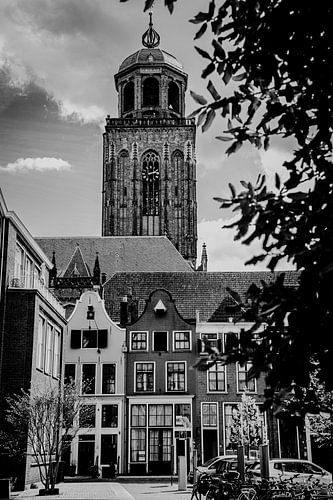 Lebuine’s Tower with the historic houses in the foreground by Koen Lipman