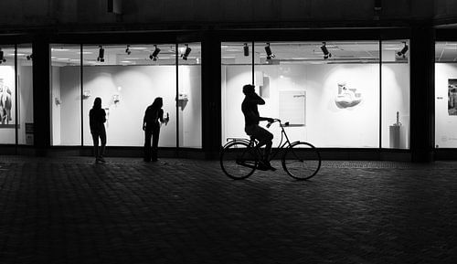 Silhouet van fietsende man in Utrecht