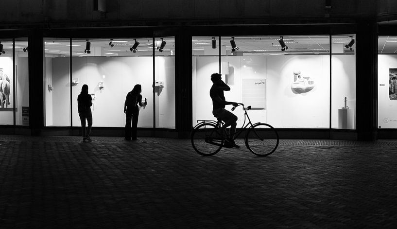 Silhouet van fietsende man in Utrecht van Bart van Lier