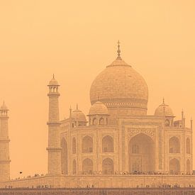 Taj Mahal in India in het wazige avondlicht van Robert Ruidl