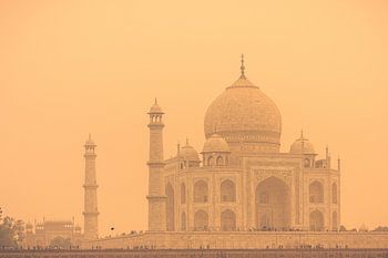 Taj Mahal in India in het wazige avondlicht