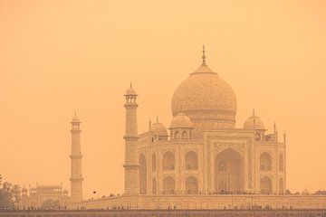 Taj Mahal in India in het wazige avondlicht van Robert Ruidl