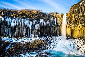 Eisige Stimmung am Wasserfall