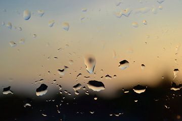 Regentropfen an einem Fenster von Heiko Kueverling