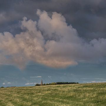 De Waddendijk in Noordwest Friesland met nog net t dorp Zurich zichtbaar