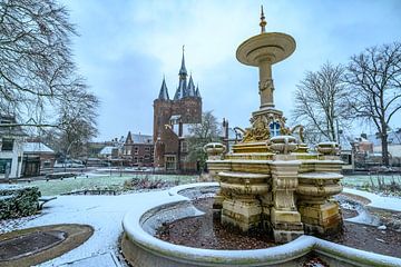 Zwolle Van Nahuysplein en Sassenpoort tijdens een winterochtend