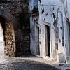 Mooi steegje met poort in Estremoz van Karel Ham