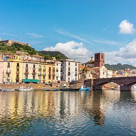 Vue de la ville de Bosa et du Ponte Veccio (pont) sur Just Go Global