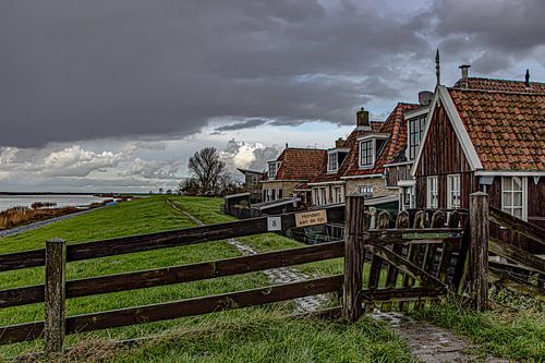 MAKKUM: Dijkwoningen aan de dijk bij Makkum