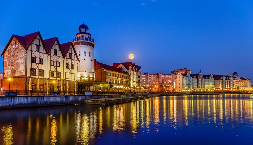 Volle Maan over Fischdorf, Kaliningrad, Rusland van Adelheid Smitt