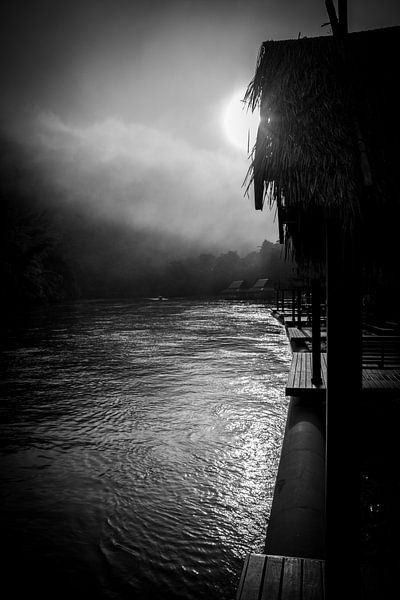 Mist op de River Kwai in Thailand par Cathy Janssens