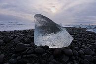 Blok ijs op het strand van IJsland van Leon Eikenaar thumbnail
