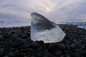 Blok ijs op het strand van IJsland