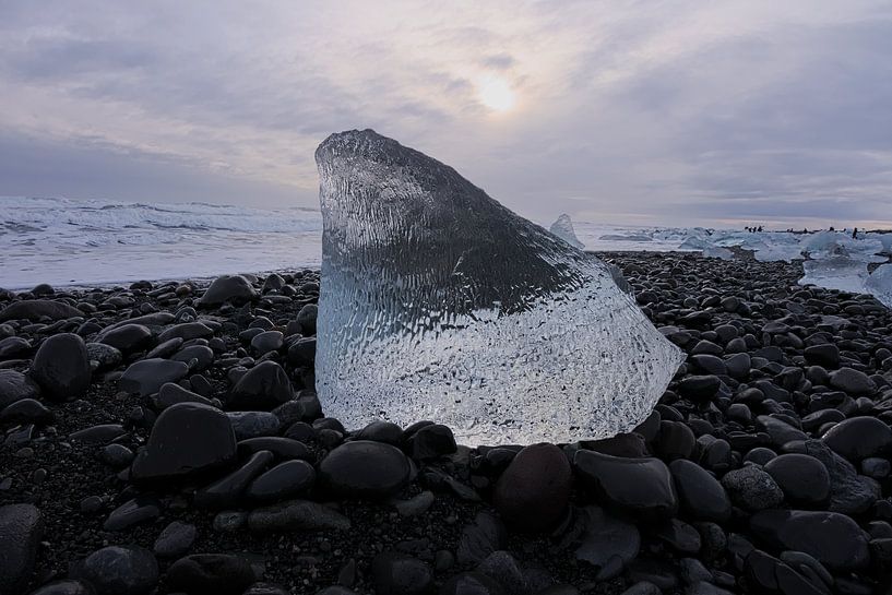 Blok ijs op het strand van IJsland van Leon Eikenaar
