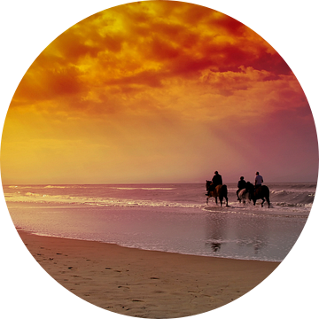 Paardrijden op het strand met ondergaande zon van MARK.pix