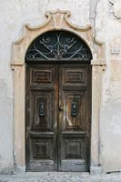 Oude bruine houten deur in Italië | Architectuur | Voordeur | Reisfotografie
