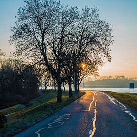 Sonne scheint auf nasser Straße von Fred Leeflang