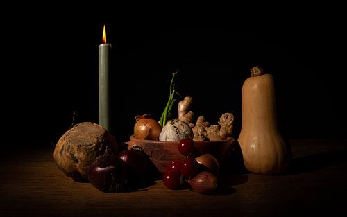 Stilleben mit Kürbis und Kerze