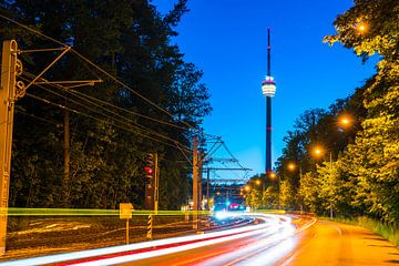 Skyline van stuttgart stad en tv-toren met verkeer bij nacht panorama van adventure-photos