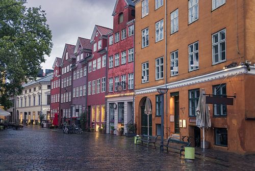 Het prachtige Grabrodretorv-plein in Kopenhagen tijdens het blauwe uur, Denemarken