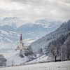Kerk in de Alpen in de sneeuw in een winter landschap van iPics Photography