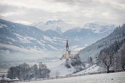 Kirche im alpinen Zillertal im Winter