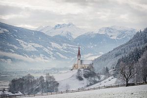 Kirche im alpinen Zillertal im Winter