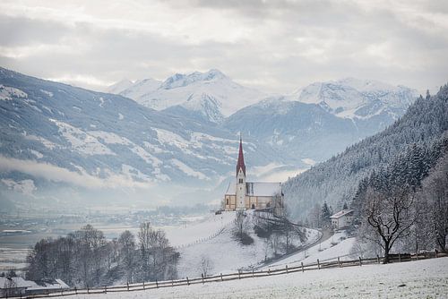 Kerk in de Alpen in de sneeuw in een winter landschap van iPics Photography