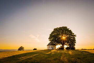 Kapel op heuvel bij Muglhof bij Weiden in der Oberpfalz van Robert Ruidl