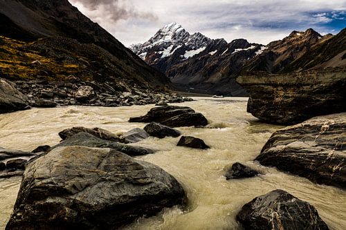 Aoraki/Mount Cook met Hooker lake in Nieuw-Zeeland van Paul van Putten