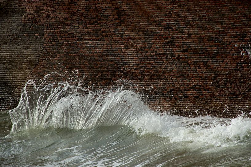 Opspattende golven beuken op zeewering by Abra van Vossen
