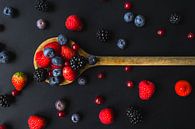 Fruit op een pollepel, berries on wooden spoon. van Corrine Ponsen thumbnail