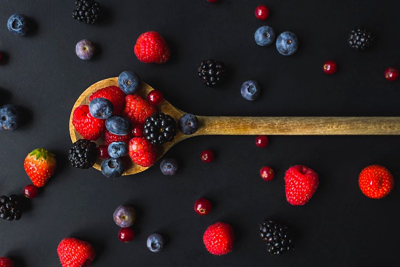 Fruit op een pollepel, berries on wooden spoon. van Corrine Ponsen
