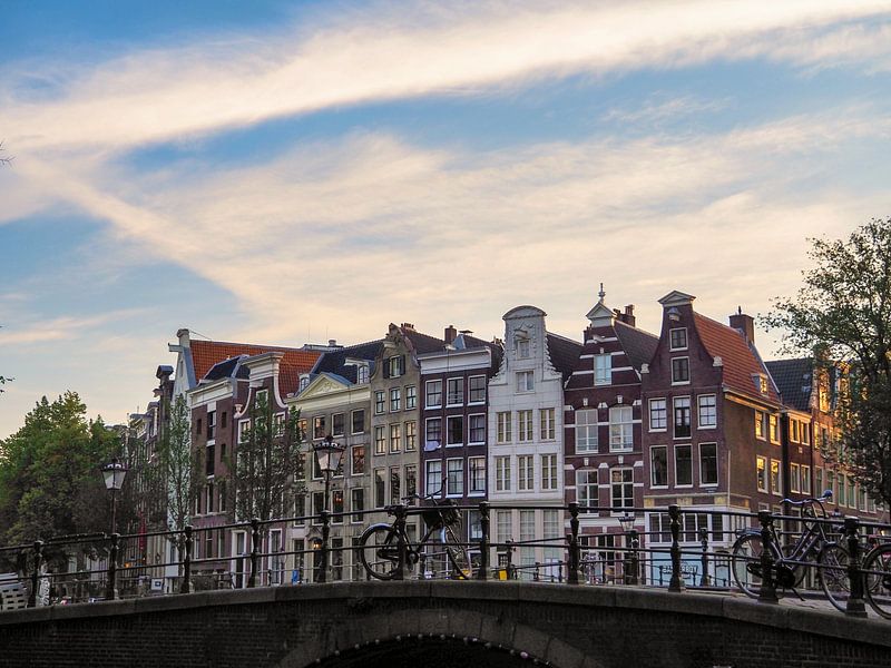 Maisons sur le canal par Odette Kleeblatt
