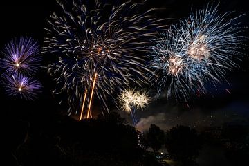 Groot vuurwerkspektakel in een park van ManfredFotos