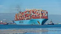 Maersk containerschip onderweg naar open zee.