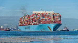Maersk containerschip onderweg naar open zee. van Arthur Bruinen
