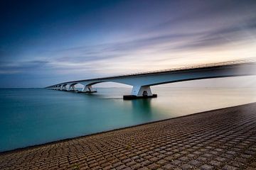zonsopkomst achter de Zeelandbrug, de langste brug van Nederland van gaps photography