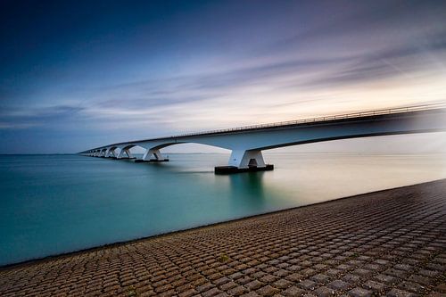 zonsopkomst achter de Zeelandbrug, de langste brug van Nederland