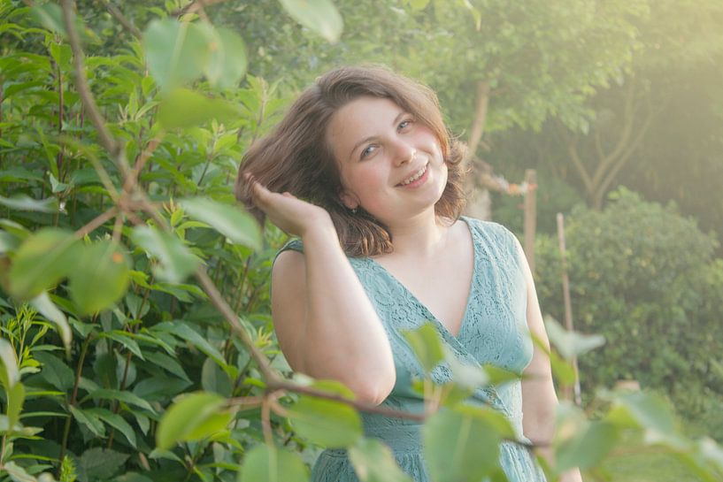 Vrouw in tuin von Ivana Luijten
