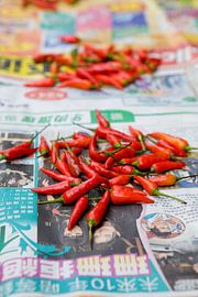 hete pepers op een chinese krant by Edwin van Laer