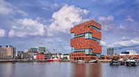 MAS Museum tegen een blauwe hemel weerspiegeld in een vijver, Antwerpen 1