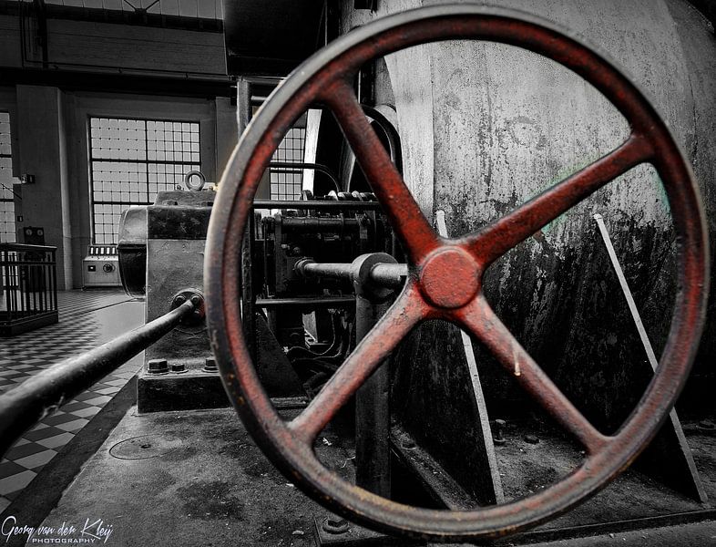machine handwheel by Georg van der Kleij
