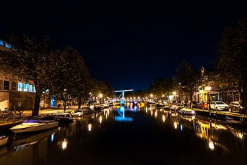 Canaux hollandais la nuit sous un ciel étoilé sur Fotografiecor .nl