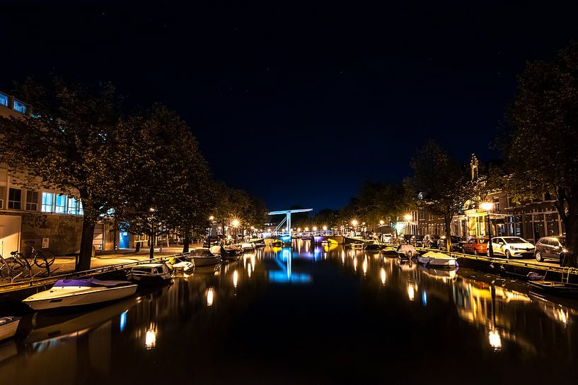 Canaux hollandais la nuit sous un ciel étoilé par Fotografiecor .nl