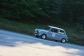 Austin Mini Cooper S op de heuvel - Eggberg Klassik 2019 van Ingo Laue